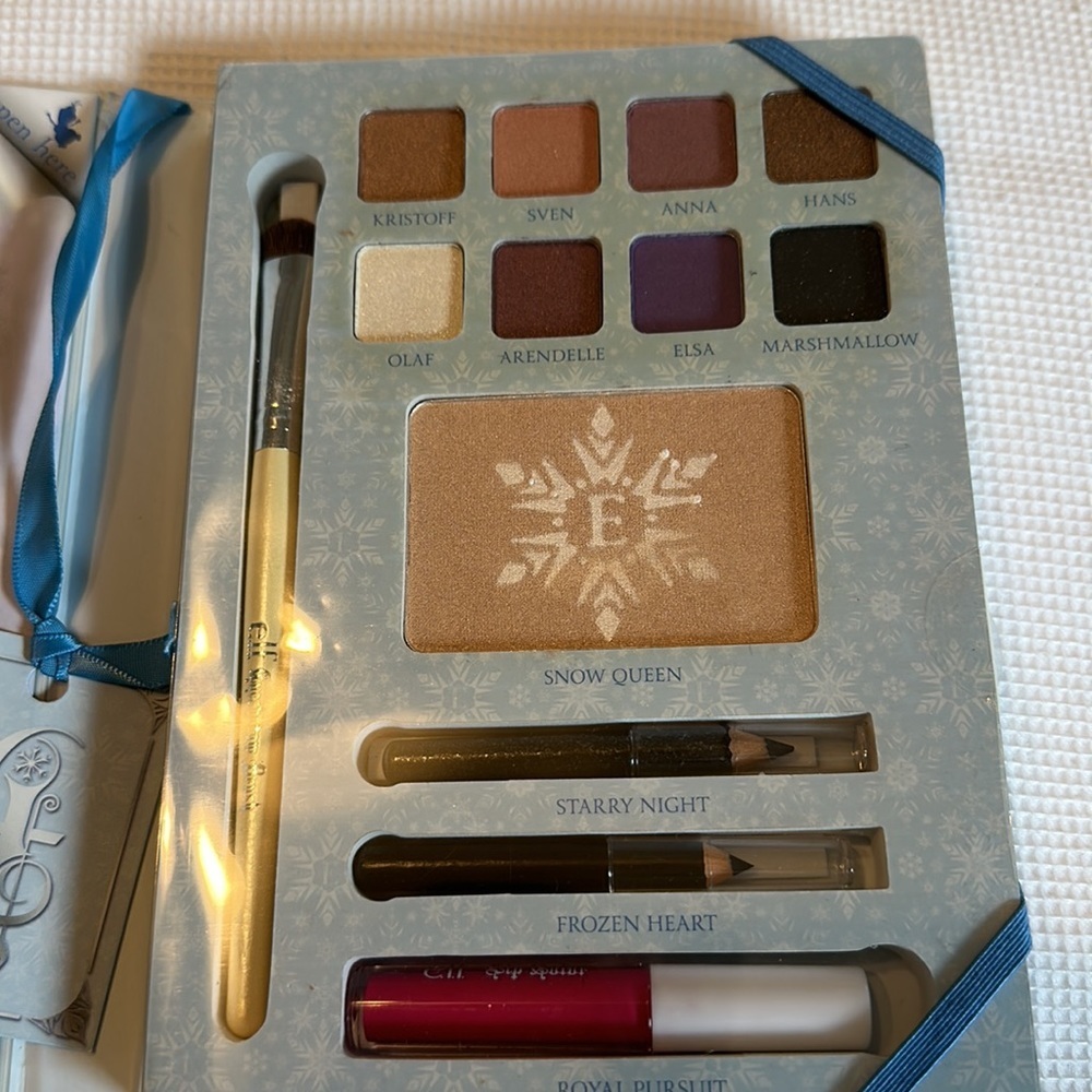 ELF Disney Elsa Snow and Ice Beauty Book Makeup - Picture 6 of 16